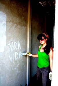 Volunteer painting pura vida