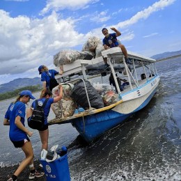 Volunteers put plastic on boat